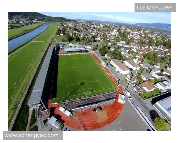 聚焦绿茵场与时尚舞台双重魅力的足球球星男模风采特写